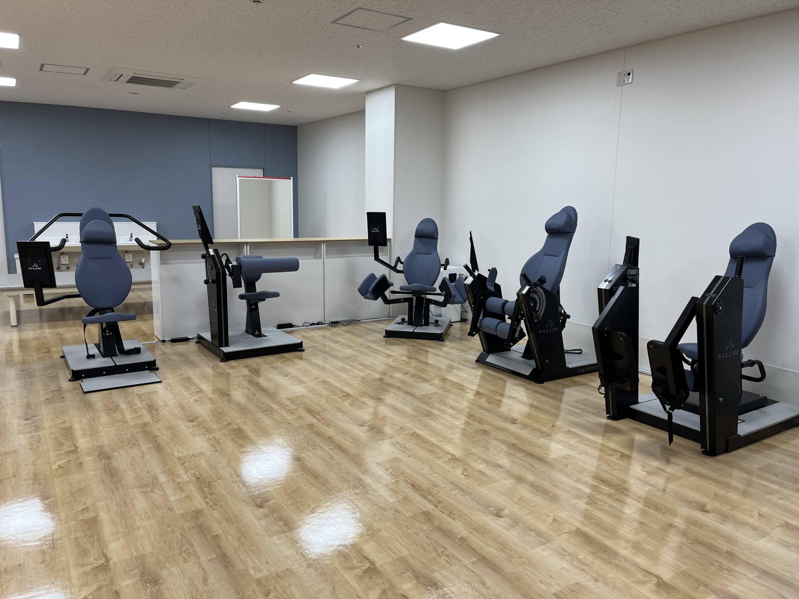 HURマシンで筋力トレーニングする様子